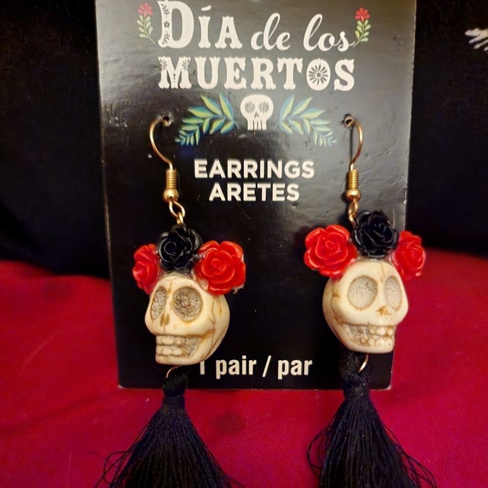 NEW Day of the Dead Earrings ,black/ red.💀💚☠️❣️